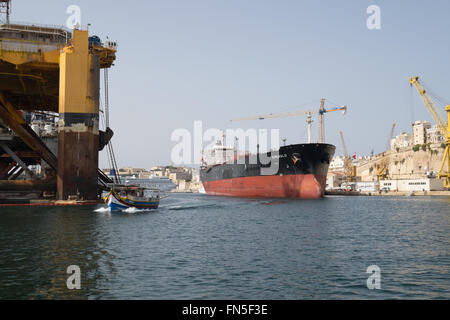 Tanker "Smaragd" im Grand Harbour Maltas Stockfoto