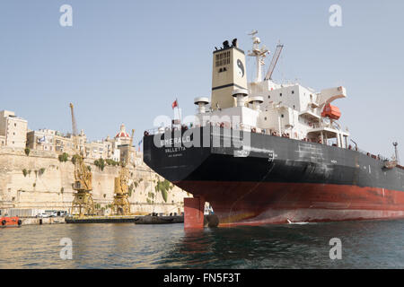 Tanker "Smaragd" im Grand Harbour Maltas Stockfoto