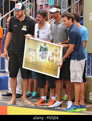 Rio De Janeiro, Brasilien, 13. März 2016. Rio-Grand-Slam-2016. Zeremonie, Emanuel Rego (BRA), eines der weltweit erfolgreichsten Beachvolleyballspielerin wie er seinen Rücktritt nach diesem Turnier kündigte zu Ehren. Bildnachweis: Maria Adelaide Silva/Alamy Live-Nachrichten Stockfoto