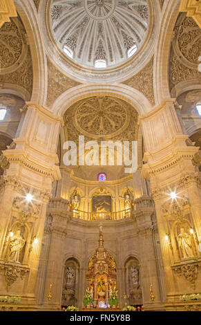 GRANADA, Spanien - 30. Mai 2015: Das Presbyterium der Kirche Iglesia del Sagrario. Stockfoto