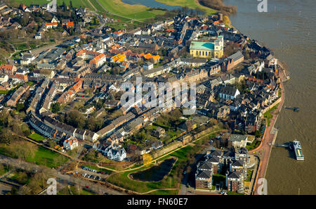 Luftaufnahme, Blick auf den Rhein bei Rees mit Pfarrkirche St. Assumption Catholic in der Innenstadt von Rees, Rees, Rheinschifffahrt, Stockfoto