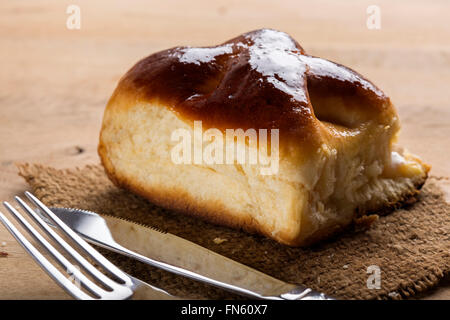 Rumänische Frischkäse Torte mit Messer und Gabel Stockfoto