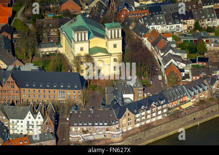 Luftbild mit Blick auf den Rhein bei Rees mit Pfarrkirche St. Assumption Catholic in der Innenstadt von Rees, Rees, Niederrhein Stockfoto