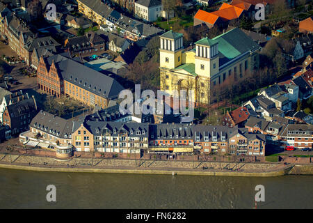 Luftbild mit Blick auf den Rhein bei Rees mit Pfarrkirche St. Assumption Catholic in der Innenstadt von Rees, Rees, Niederrhein Stockfoto