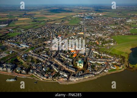 Luftbild mit Blick auf den Rhein bei Rees mit Pfarrkirche St. Assumption Catholic in der Innenstadt von Rees, Rees, Niederrhein Stockfoto