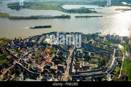 Luftbild mit Blick auf den Rhein bei Rees mit Pfarrkirche St. Assumption Catholic in der Innenstadt von Rees, Rees, Niederrhein Stockfoto