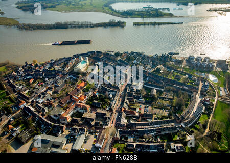 Luftbild mit Blick auf den Rhein bei Rees mit Pfarrkirche St. Assumption Catholic in der Innenstadt von Rees, Rees, Niederrhein Stockfoto