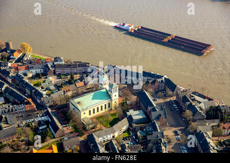 Luftbild mit Blick auf den Rhein bei Rees mit Pfarrkirche St. Assumption Catholic in der Innenstadt von Rees, Rees, Niederrhein Stockfoto