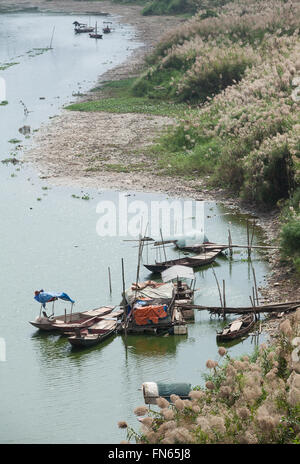 Armen schwimmenden Dorf Slumdog sind am Ufer des Roten Flusses, nur 2km vom Zentrum von Hanoi Hauptstadt. Stockfoto