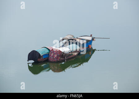 Armen schwimmenden Dorf Slumdog sind am Ufer des Roten Flusses, nur 2km vom Zentrum von Hanoi Hauptstadt. Stockfoto