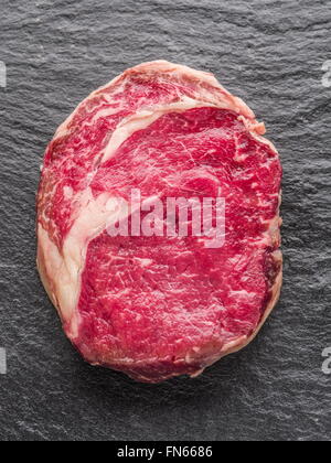 Ribeye Steak auf dem schwarzen Graphit-Tablett. Stockfoto