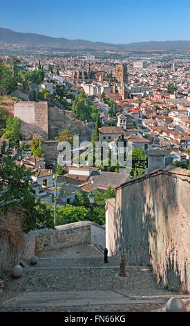 Granada - der Ausblick über die Stadt mit der Kathedrale von morgen. Stockfoto