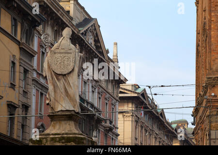 Statue von 'St. Petronius' von der Rückseite (Via Rizzoli). Bologna, Emilia Romagna, Italien. Stockfoto