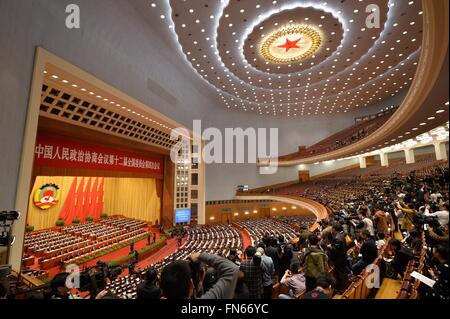 Peking, China. 14. März 2016. Die Abschlussbesprechung der vierten Sitzung des 12. Nationalkomitees der politischen Konsultativkonferenz des chinesischen Volkes ist in der großen Halle des Volkes in Peking, Hauptstadt von China, 14. März 2016 statt. Bildnachweis: Li Xin/Xinhua/Alamy Live-Nachrichten Stockfoto