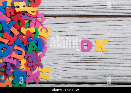bunte Wörter auf weißem Holz Hintergrund Stockfoto