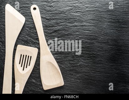 Küchenutensilien auf dem Graphit-Hintergrund. Stockfoto