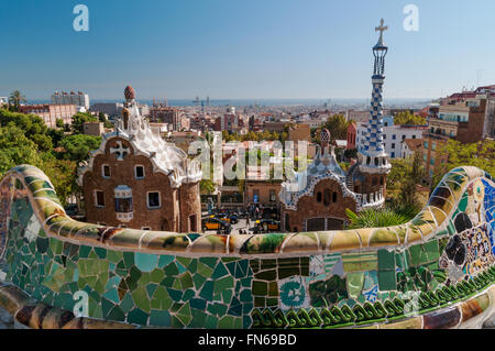 Barcelona, Spanien - Okt 11 20011: Blick auf den Haupteingang des Parc Güell, architektonisches Meisterwerk Gaudis erhöht. Stockfoto