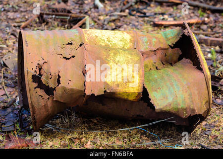 Eine alte und sehr degradiert Ölfass links in der Natur zu rosten. Stockfoto