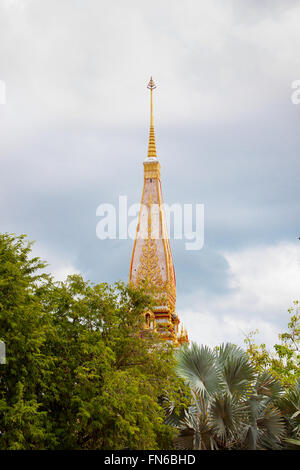 Buddhistische asiatischen Gold verziert Heiligtum auf Hintergrund der bewölkten Himmel Stockfoto
