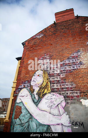 Lackierte Backstein Giebelseite Sprühfarbe scribbles Kunst Installation von weibliche Figur auf Haus in Blackpool, Lancashire, Großbritannien, Stockfoto