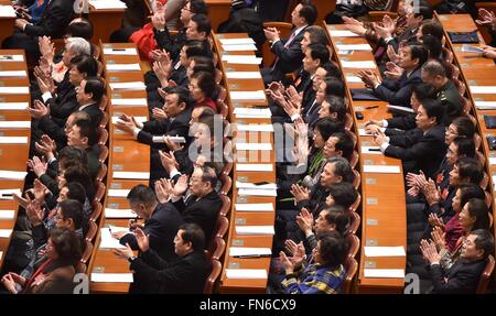 Peking, China. 14. März 2016. Die Abschlussbesprechung der vierten Sitzung des 12. Nationalkomitees der politischen Konsultativkonferenz des chinesischen Volkes ist in der großen Halle des Volkes in Peking, Hauptstadt von China, 14. März 2016 statt. Bildnachweis: Li Xin/Xinhua/Alamy Live-Nachrichten Stockfoto