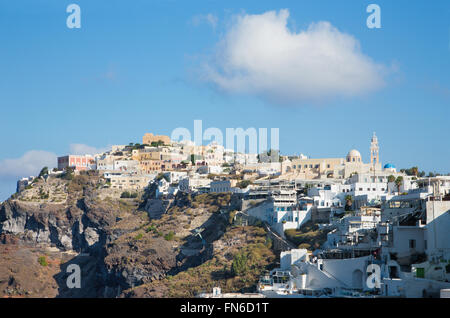 Santorin, Griechenland - 6. Oktober 2015: Das Panorama von Fira und Firostefani am Morgen Stockfoto