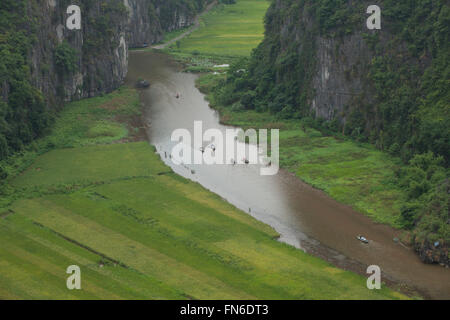 Boote mit Touristen auf Ngo Dong Fluss in Tam Coc Bich Dong in Ninh Binh, Vietnam. Stockfoto