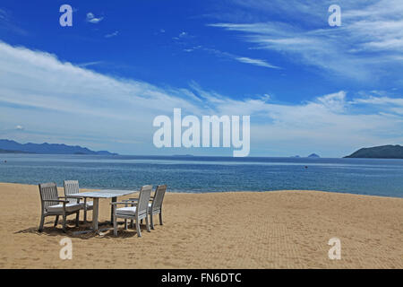 Stühle und Tisch am Strand von Nha Trang, Vietnam Stockfoto