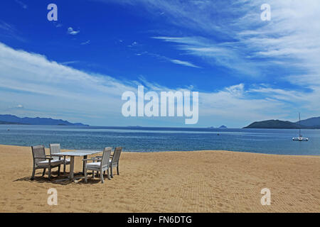 Stühle und Tisch am Strand von Nha Trang, Vietnam Stockfoto