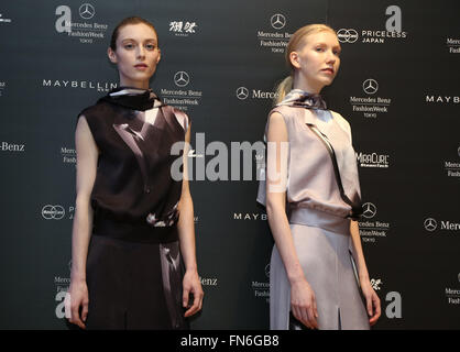 Tokio, Japan. 14. März 2016. Modelle zeigen Kreationen des japanischen Designers Yu Amatsu von 'Hanae Mori Manuscrit' während der Mercedes-Benz neue c-Klasse Coupé Mercedes-Showroom in Tokio am Montag, 14. März 2016 Mercedes das neue Coupé-Modell auf dem japanischen Markt eingeführt. Tokio-Modewoche gesponsert von Merceds Benz begann hier am 14. März und läuft bis zum 19.. Kredite: Yoshio Tsunoda/AFLO/Alamy Live-Nachrichten Stockfoto