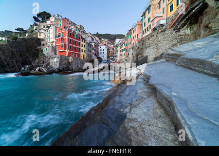 Riomaggiore in einem Sonnenuntergang. Es ist eines der bunten Dörfern der Cinque Terre in Italien, zwischen Meer und land Stockfoto