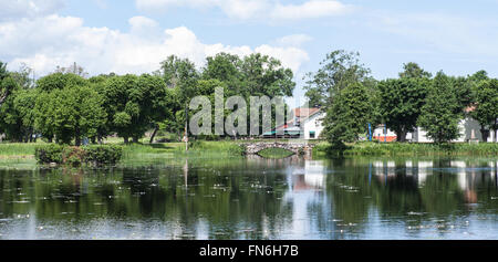 FORSMARK, SCHWEDEN AM 25. JUNI 2013. Blick auf eine typische Industriestadt aus den 1700er Jahren. Teich, Steinbrücke, ein Restaurant. Redaktion Stockfoto