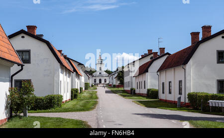 FORSMARK, SCHWEDEN AM 25. JUNI 2013. Blick auf die Hauptstraße um die Kirche. Kirche am Ende, nicht identifizierte Personen. Redaktionelle Nutzung. Stockfoto