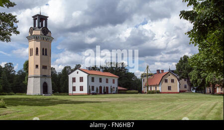 FORSMARK, SCHWEDEN AM 25. JUNI 2013. Blick auf das Herrenhaus, Herrenhaus. Rasen und Gebäude in der Sonne. Glockenturm auf der linken Seite. Redaktionelle Nutzung Stockfoto