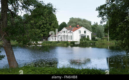 FORSMARK, SCHWEDEN AM 25. JUNI 2013. Blick auf eine typische Industriestadt aus den 1700er Jahren. Teich und ein Restaurant. Redaktion Stockfoto