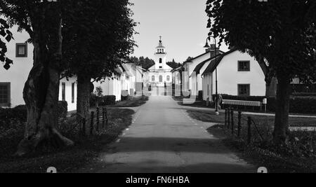 FORSMARK, SCHWEDEN AM 25. JUNI 2013. Blick auf die Hauptstraße um die Kirche. Kirche am Ende, nicht identifizierte Personen. Redaktionelle Nutzung. Stockfoto