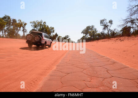 4 x 4 auf Wellpappe rot Feldweg nach Cape Leveque, Dampier Peninsula, Kimberley-Region, Outback, Western Australia, WA, Australien Stockfoto