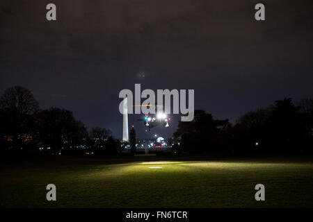 Washington, DC, USA. 12. März 2016. Marine One, mit US-Präsident Barack Obama an Bord, landet auf dem South Lawn des weißen Hauses in Washington, DC, USA, auf Samstag, 12. März 2016. Der Präsident war aus Texas, zurück, wo er in einem Gespräch auf dem South By Southwest (SXSW) interaktive Festival in Austin am Freitag teilgenommen und Democratic National Committee Fundraising-Veranstaltungen in Dallas am Samstag besucht. Bildnachweis: Drew Angerer/Pool über CNP - NO WIRE SERVICE - © Dpa/Alamy Live-Nachrichten Stockfoto