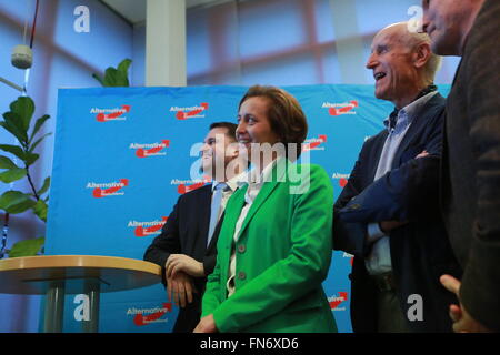 Berlin, Deutschland. 13. März 2016. Beatrix von Storch (Mitte), stellvertretender Vorsitzender der Partei AfD und Mitglied des Europäischen Parlaments und Albrecht Glaser (2. von rechts) während der Wahlnacht Alternative für Deutschland (AfD) in AO hostel im Bezirk Lichtenberg zu den Landtagswahlen in Baden-Württemberg, Rheinland-Pfalz und Sachsen-Anhalt. © Simone Kuhlmey/Pacific Press/Alamy Live-Nachrichten Stockfoto