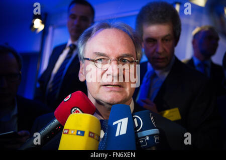 Magdeburg, Deutschland. 13. März 2016. Der Premier des Landes Sachsen-Anhalt, Reiner Haseloff (CDU), spricht mit Journalisten in Magdeburg, Deutschland, 13. März 2016. Foto: Bernd von Jutrczenka/Dpa/Alamy Live News Stockfoto