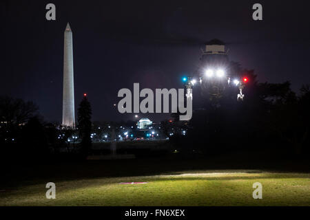 Washington, DC, USA. 12. März 2016. Marine One, mit US-Präsident Barack Obama an Bord, landet auf dem South Lawn des weißen Hauses in Washington, DC, USA, auf Samstag, 12. März 2016. Der Präsident war aus Texas, zurück, wo er in einem Gespräch auf dem South By Southwest (SXSW) interaktive Festival in Austin am Freitag teilgenommen und Democratic National Committee Fundraising-Veranstaltungen in Dallas am Samstag besucht. Bildnachweis: Drew Angerer/Pool über CNP - NO WIRE SERVICE - © Dpa/Alamy Live-Nachrichten Stockfoto