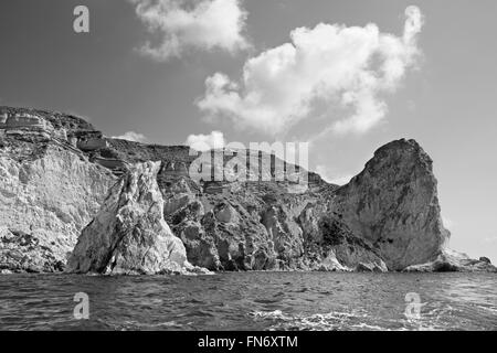 Santorini - die weißen Felstürme vom südlichen Teil der Insel. Stockfoto