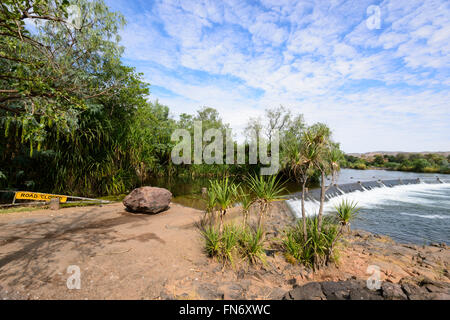 Straße gesperrt, Zeichen, Ivanhoe, Crossing, Ord River, Kununurra, Kimberley-Region, Western Australia, Australia Stockfoto