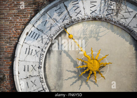 Alten 24-Stunden-Uhr auf die Kirche von San Giacomo di Rialto auf St. James Platz in Venedig, Italien Stockfoto