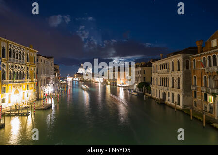 Blick von der Accademia-Brücke über den Canal Grande und der Basilika Santa Maria della Salute in Venedig in einer Vollmondnacht Stockfoto