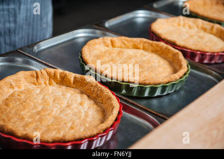 Der hausgemachte Kuchen-Basen in Backformen auf der Küche hautnah Stockfoto