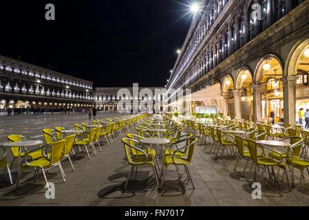 Ruhigen Abendstimmung mit leeren Stühlen in einem der Cafés am Markusplatz in Venedig Stockfoto