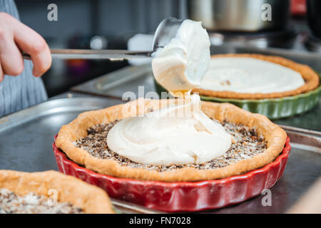 Cheif Koch macht traditionelle französische Kuchen mit Sahne und Füllung auf die Küche Stockfoto