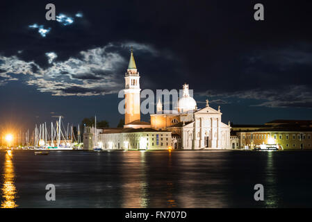 Die Insel von San Giorgio Maggiore mit beleuchteten Kirche von San Giorgio Maggiore in Venedig in einer Vollmondnacht Stockfoto