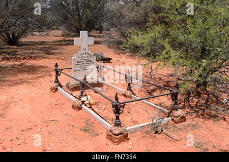 Einsame Outback Pioniere Gräber auf Menzies Friedhof, Shire von Menzies, Western Australia, Australien Stockfoto